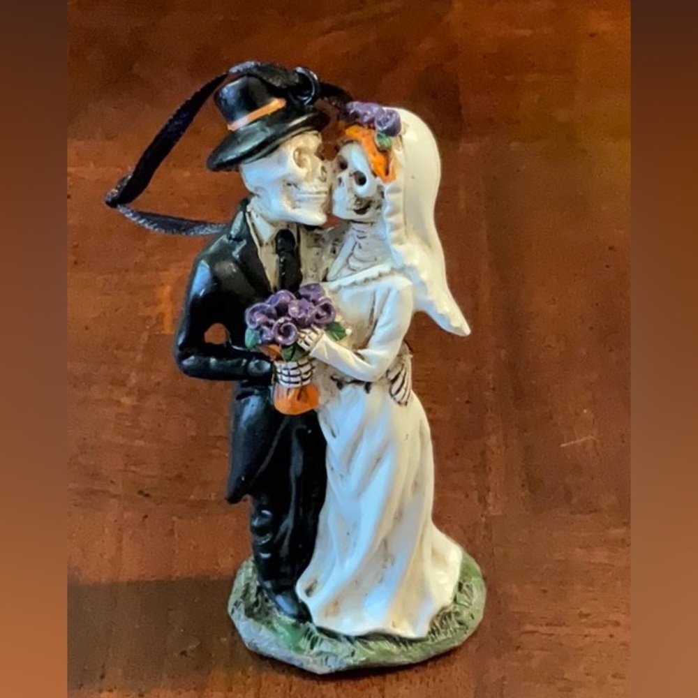 Cracker Barrel Halloween Resin Ghost Skeleton Couple Wedding Ornament 4.75" tall